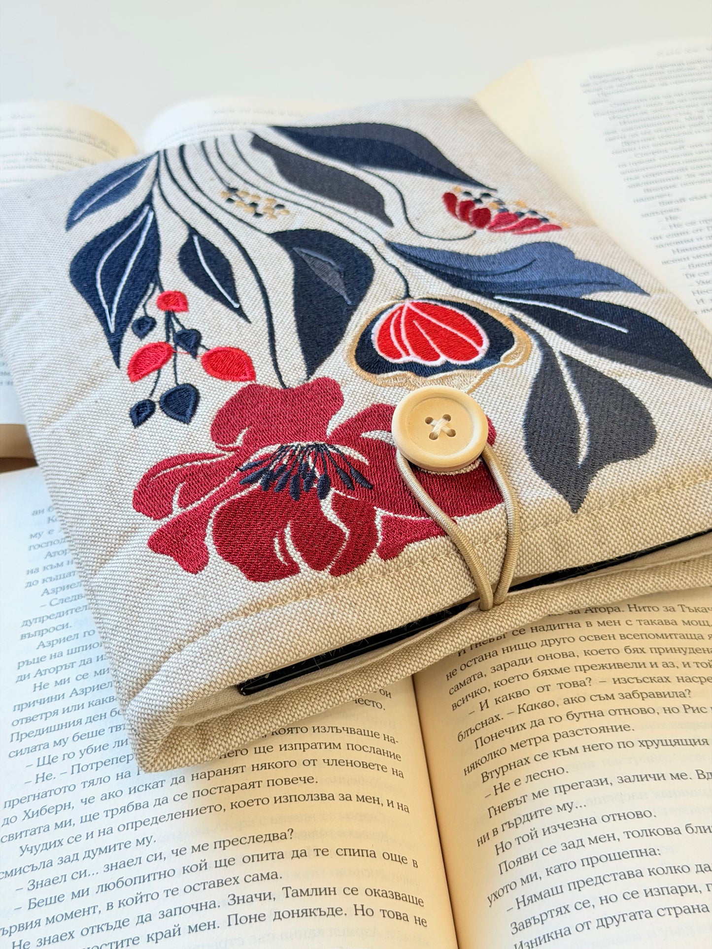 Handmade Embroidery Flower Book Sleeve, Padded Fabric Cover for Books, Kindle & E-Readers