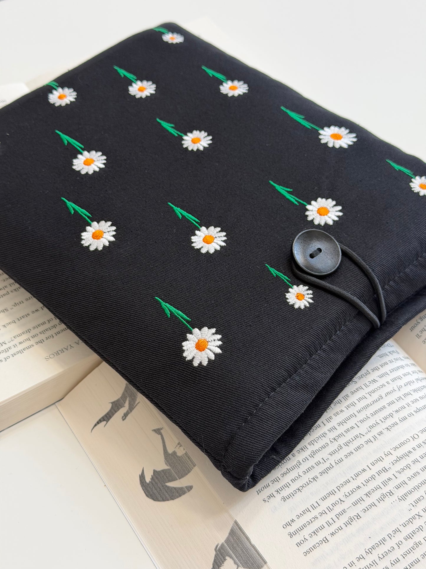 Daisy Embroidered Book Sleeve – Floral Book Lover Gift, Padded Fabric Cover