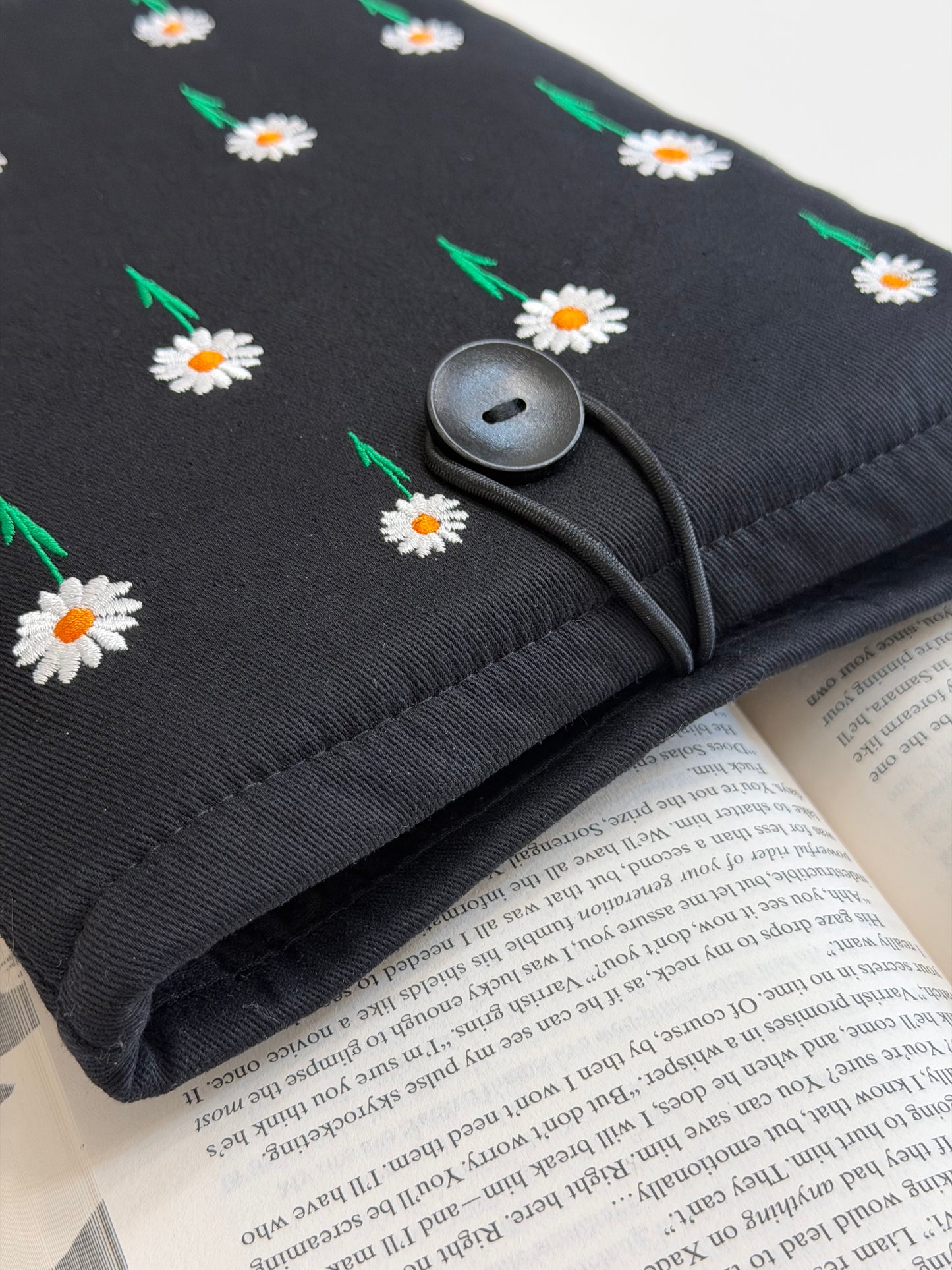 Daisy Embroidered Book Sleeve – Floral Book Lover Gift, Padded Fabric Cover